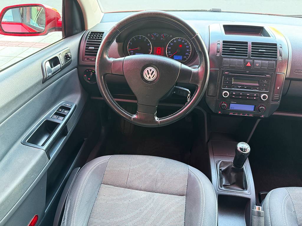VOLKSWAGEN POLO SEDAN