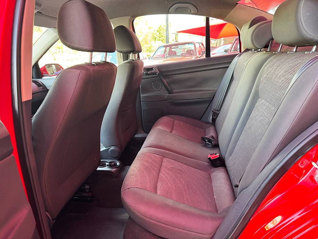 VOLKSWAGEN POLO SEDAN
