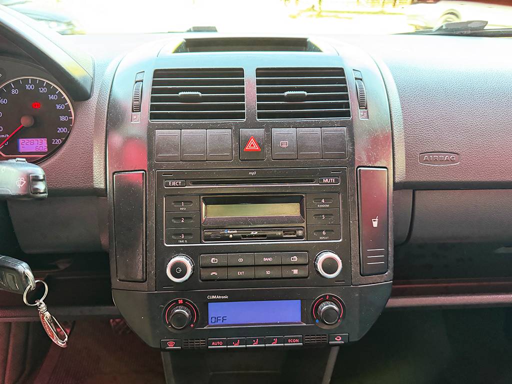 VOLKSWAGEN POLO SEDAN