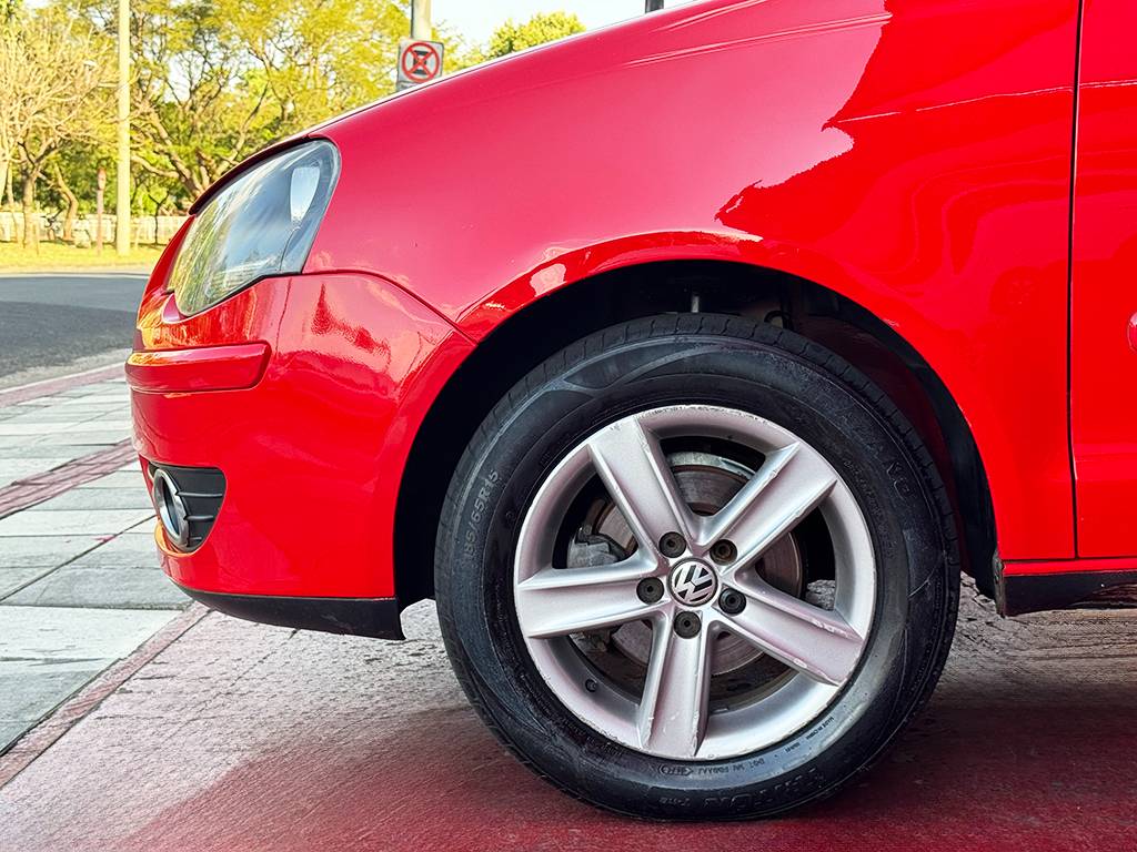 VOLKSWAGEN POLO SEDAN