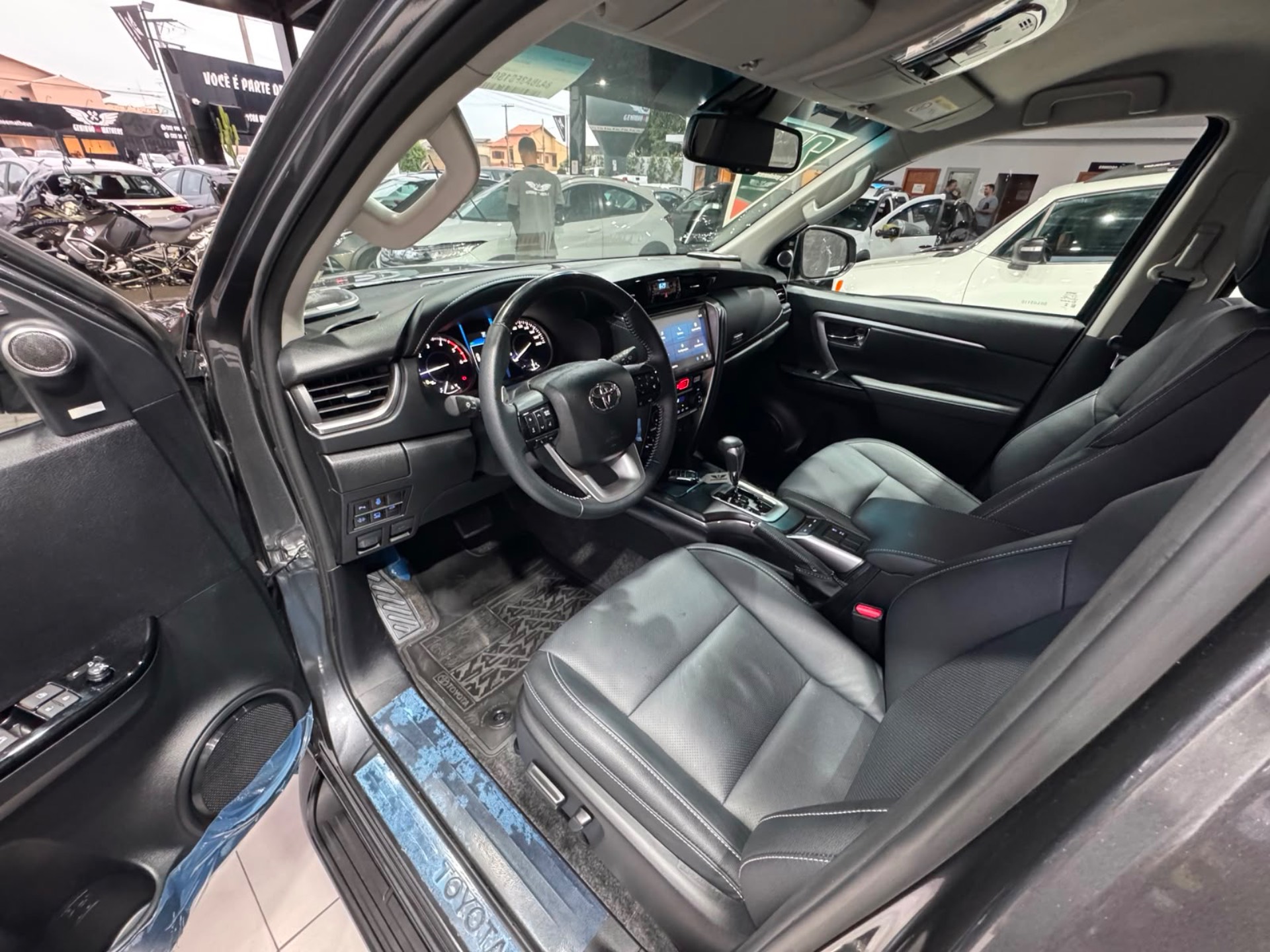 TOYOTA HILUX SW4