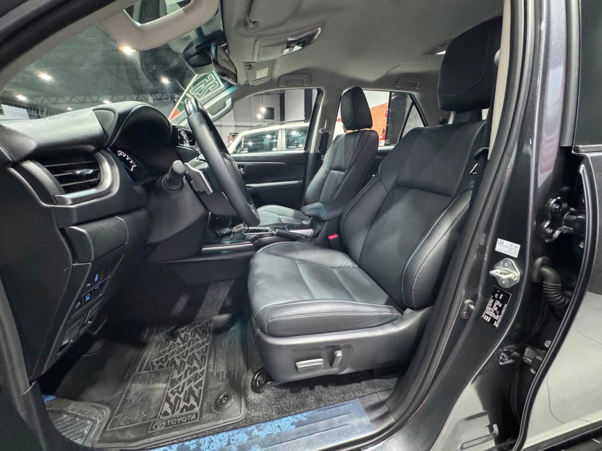 TOYOTA HILUX SW4