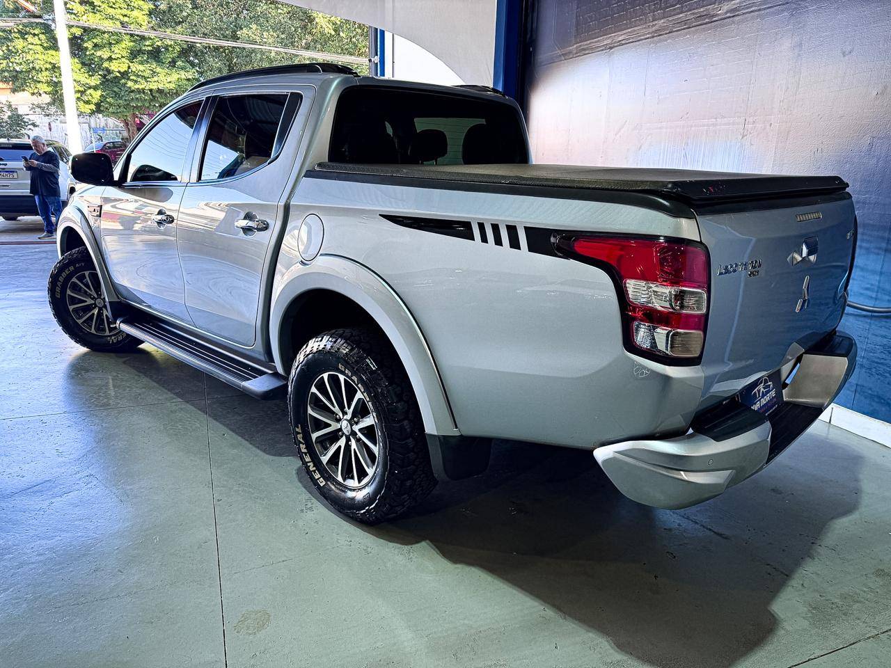 MITSUBISHI L200 TRITON