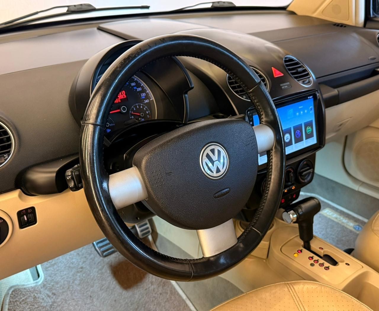 VOLKSWAGEN NEW BEETLE
