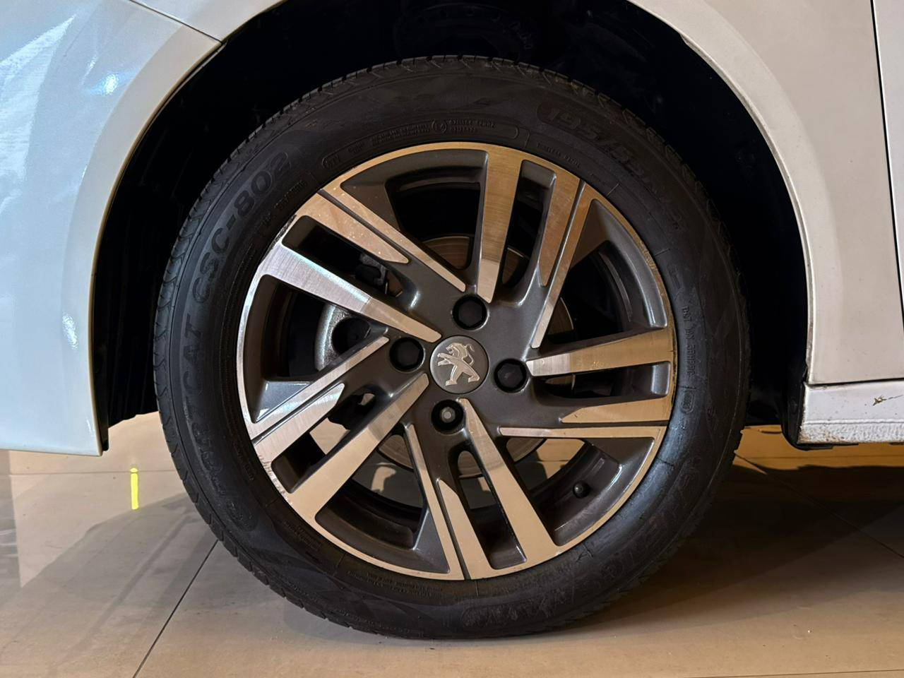 PEUGEOT 208
