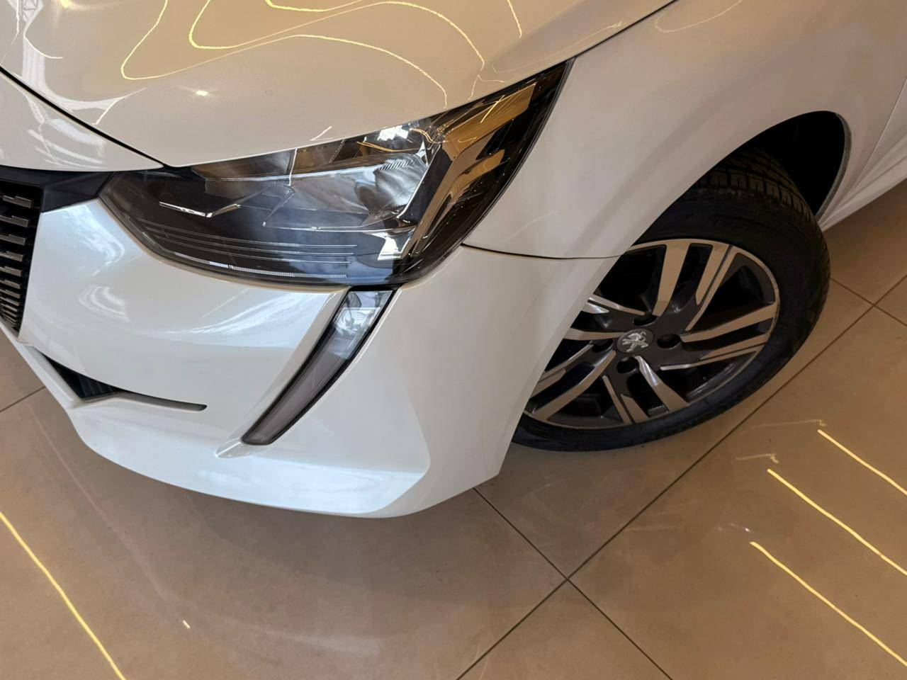 PEUGEOT 208