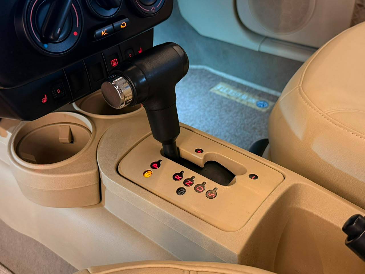 VOLKSWAGEN NEW BEETLE