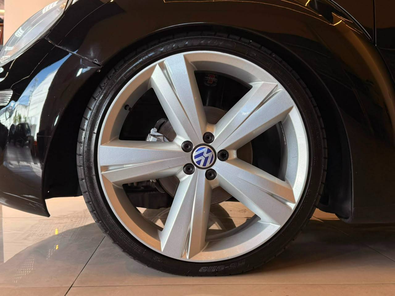 VOLKSWAGEN NEW BEETLE