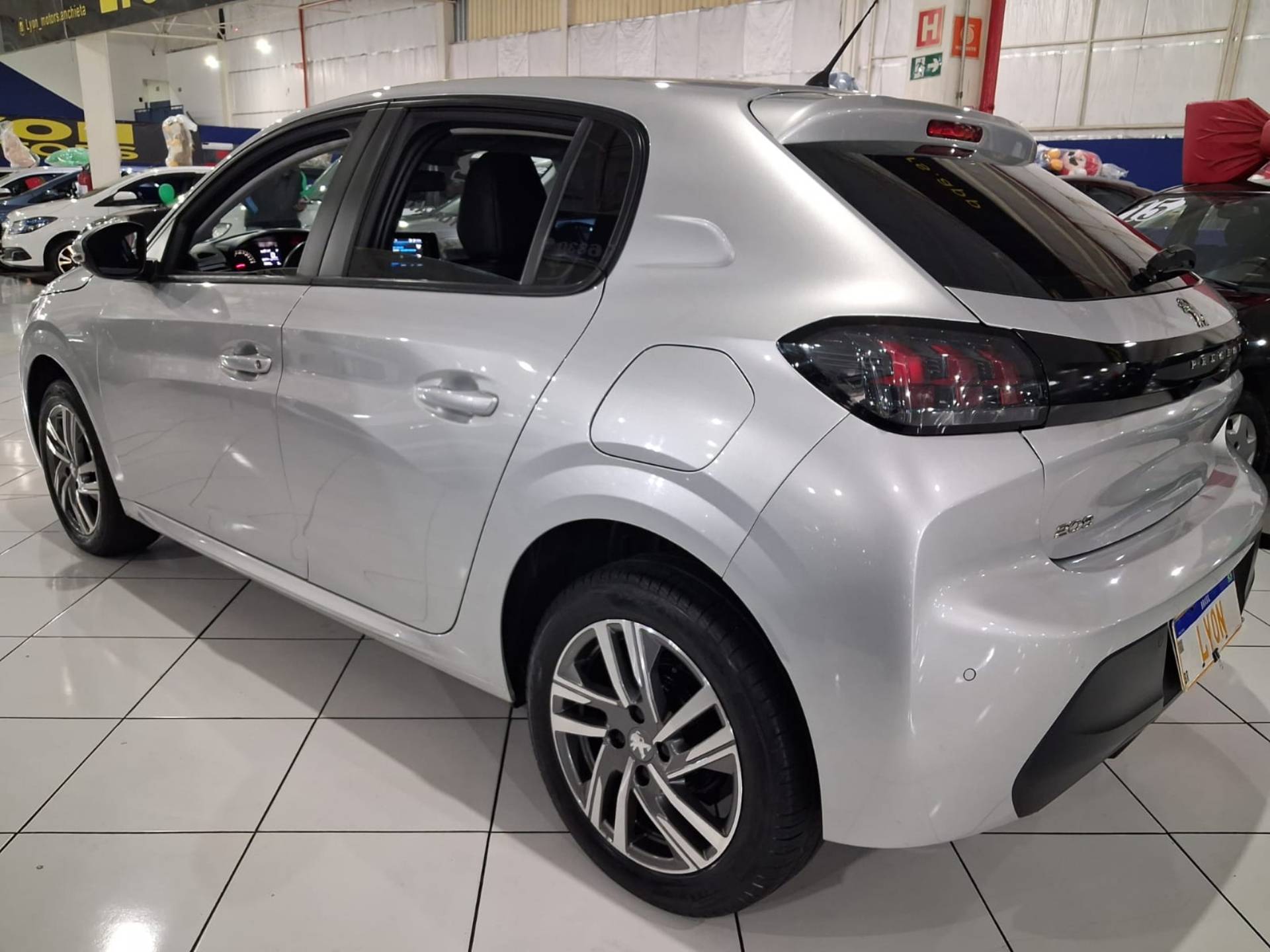 PEUGEOT 208