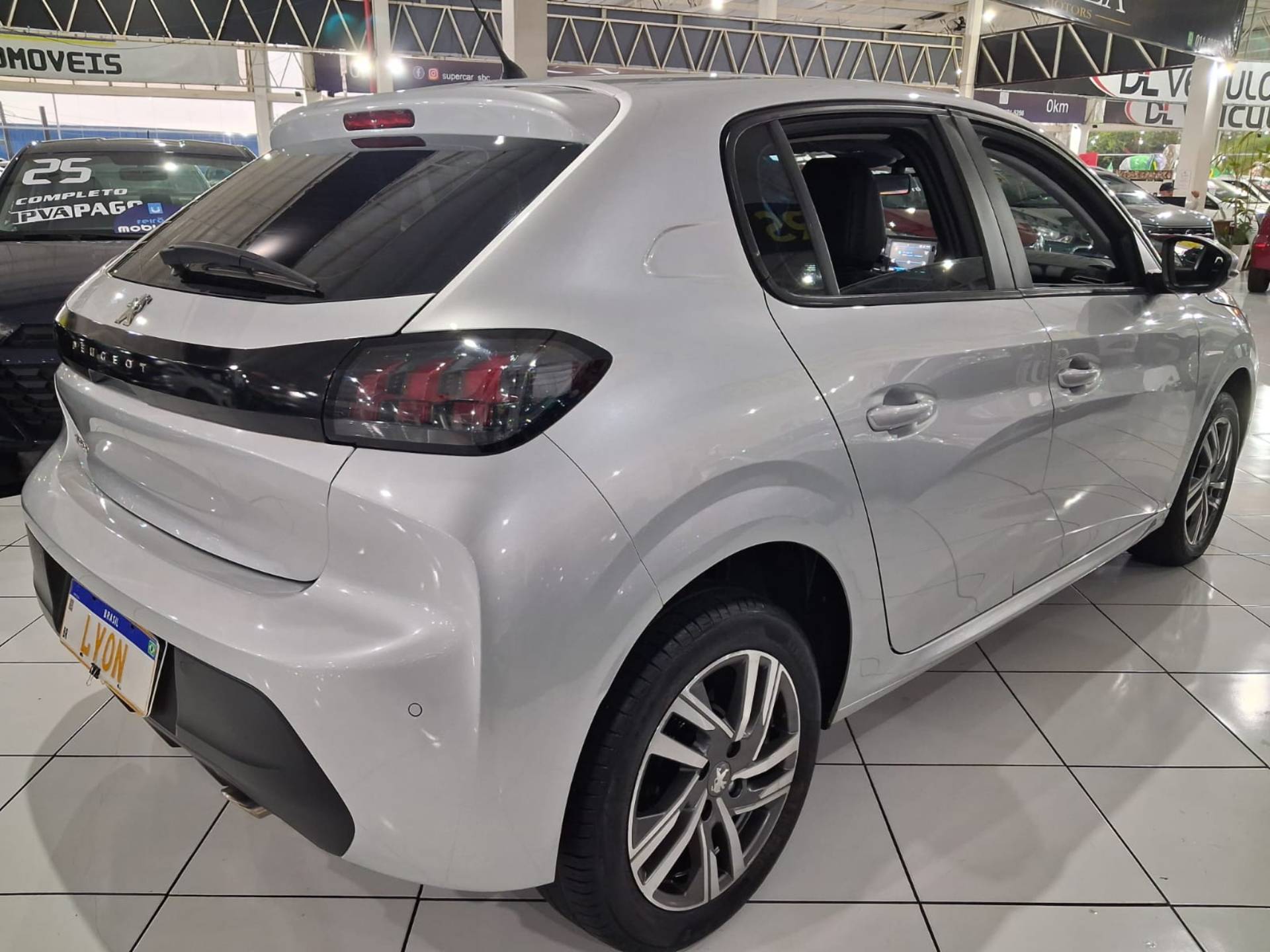 PEUGEOT 208