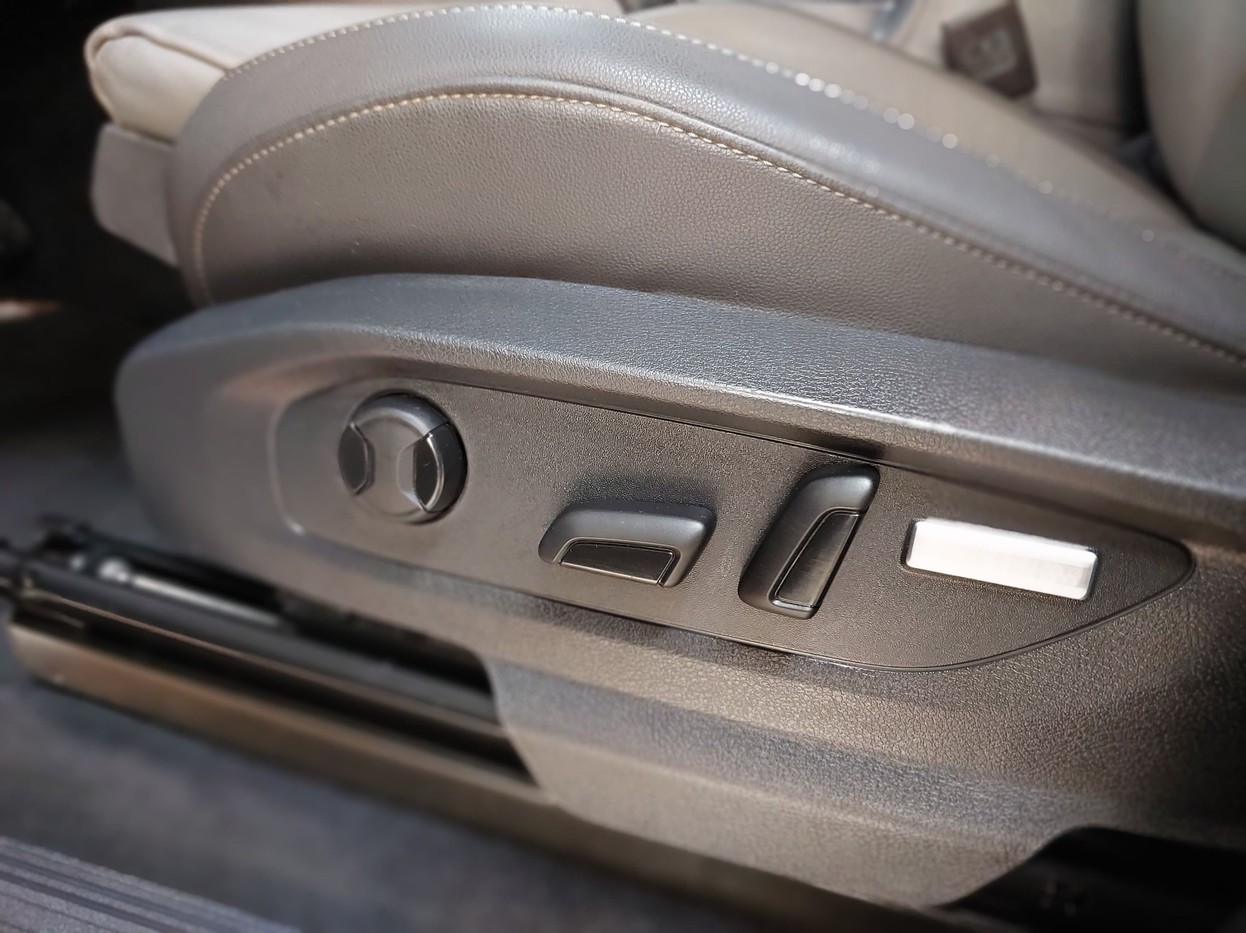 Car Image 16