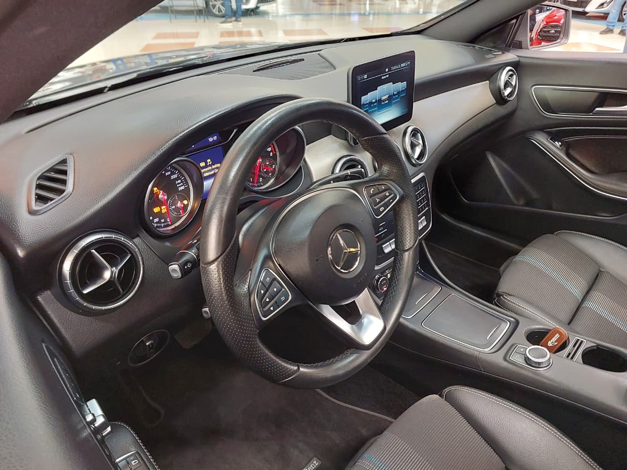 MERCEDES-BENZ CLA 200
