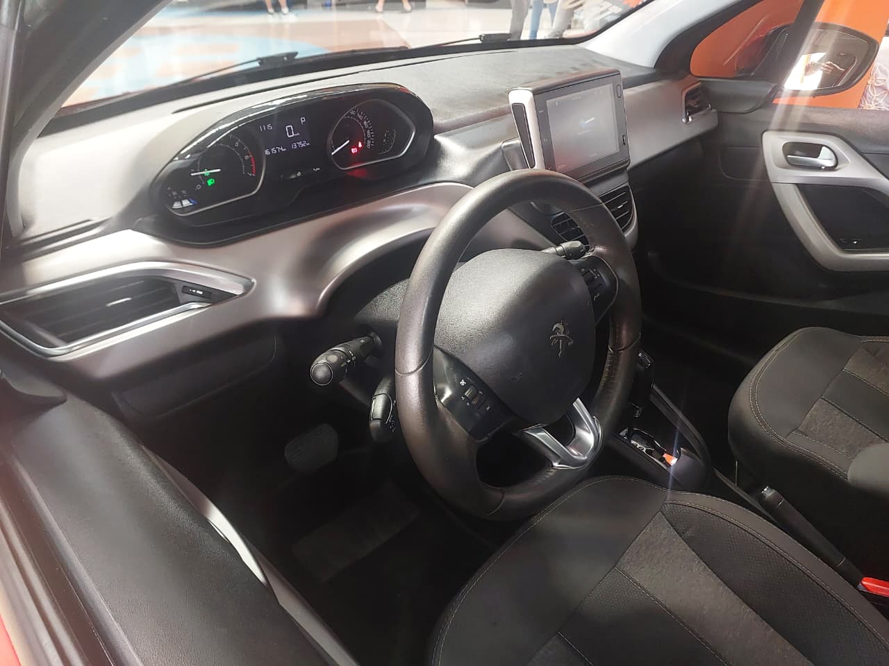 PEUGEOT 208