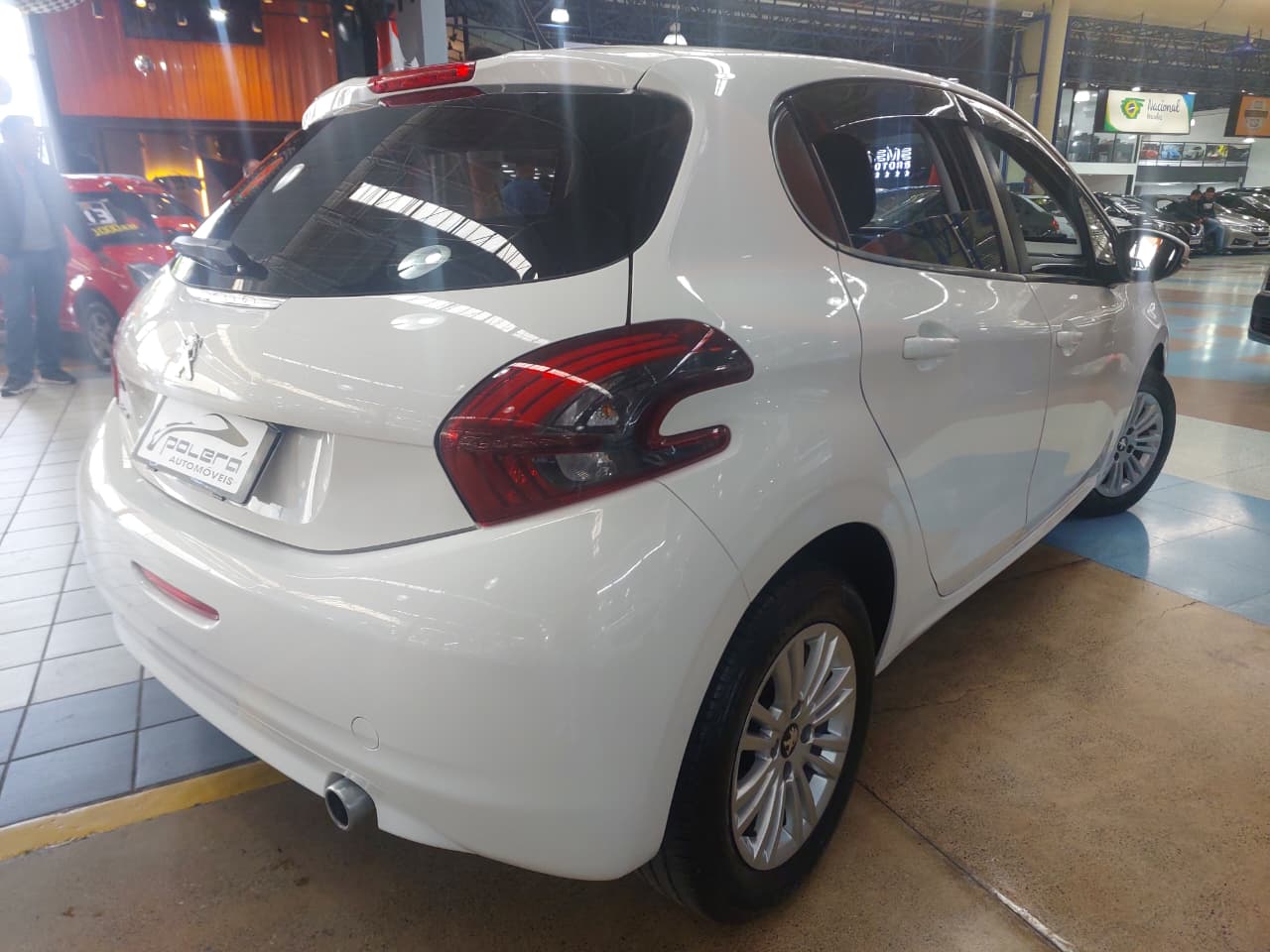 PEUGEOT 208