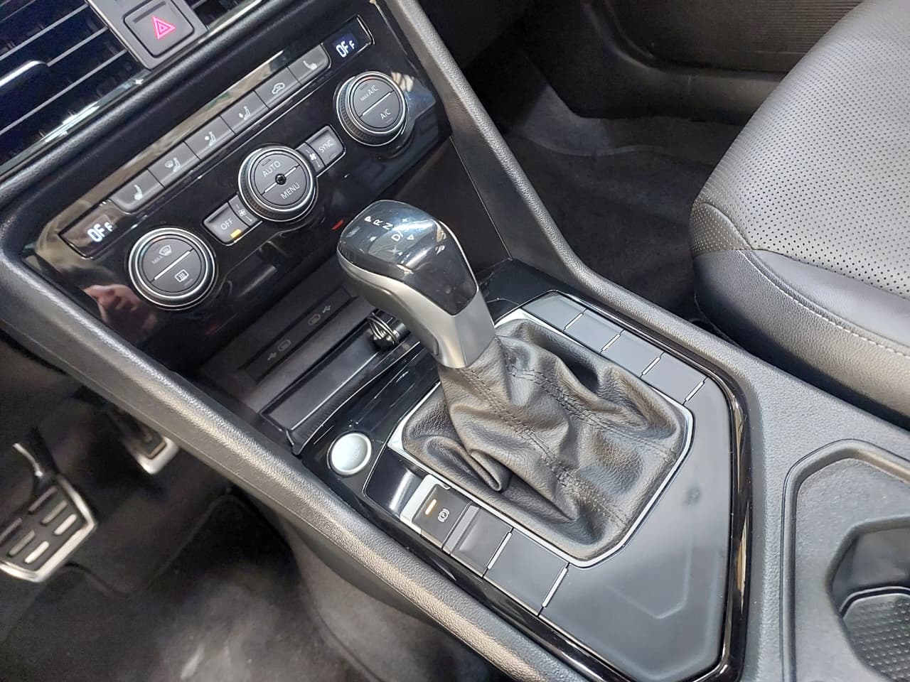 VOLKSWAGEN TAOS