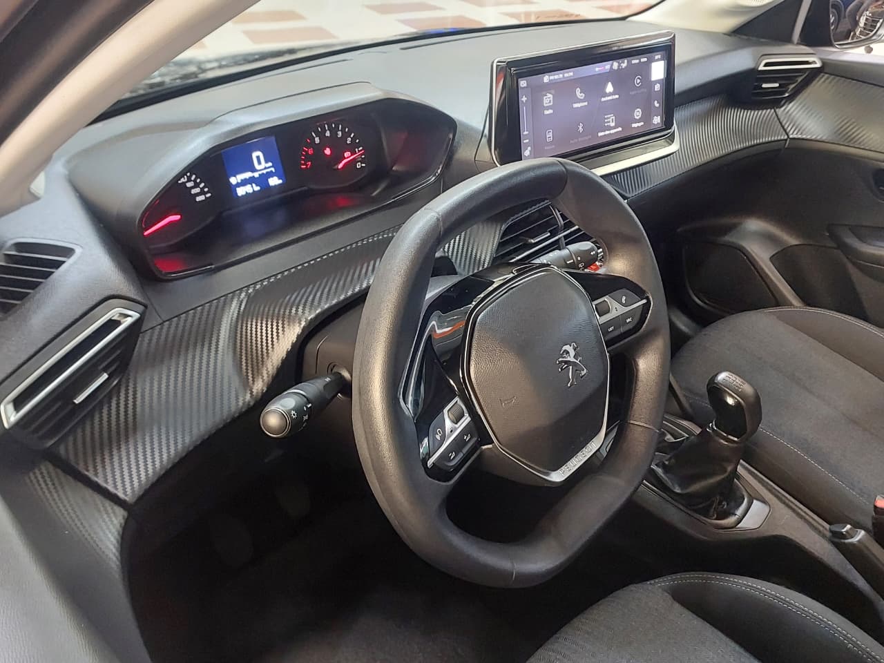 PEUGEOT 208