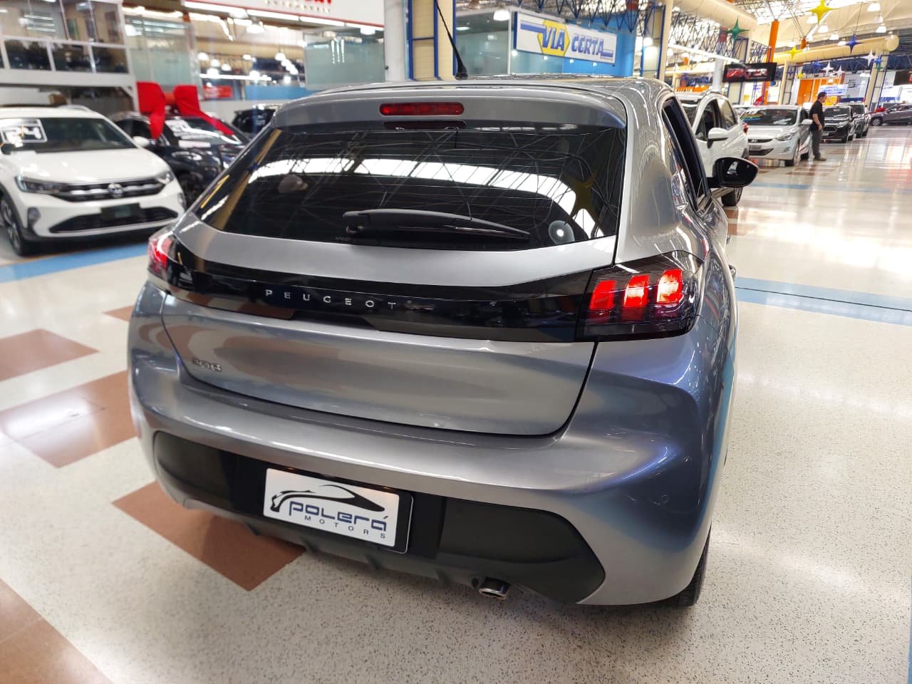 PEUGEOT 208