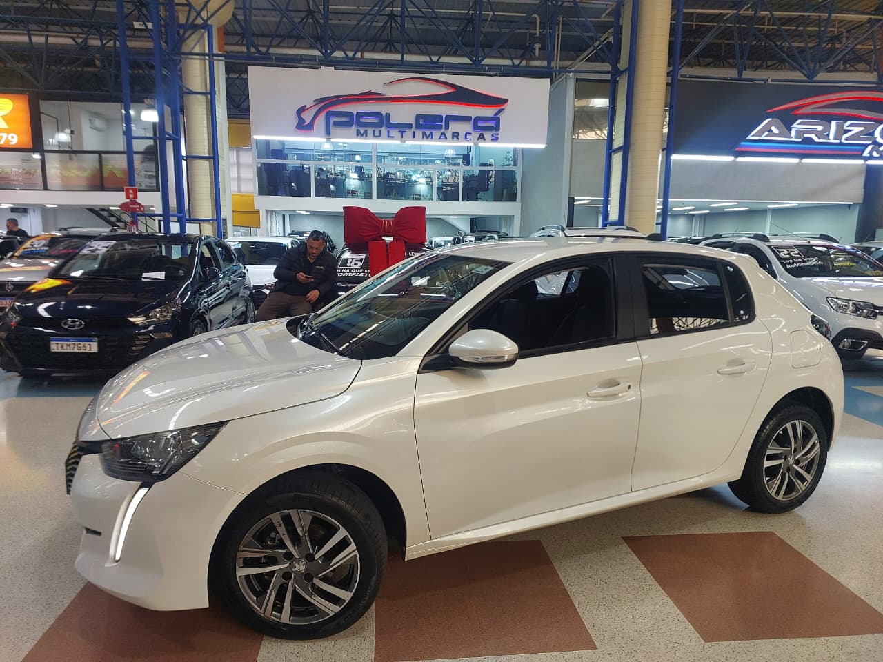 PEUGEOT 208