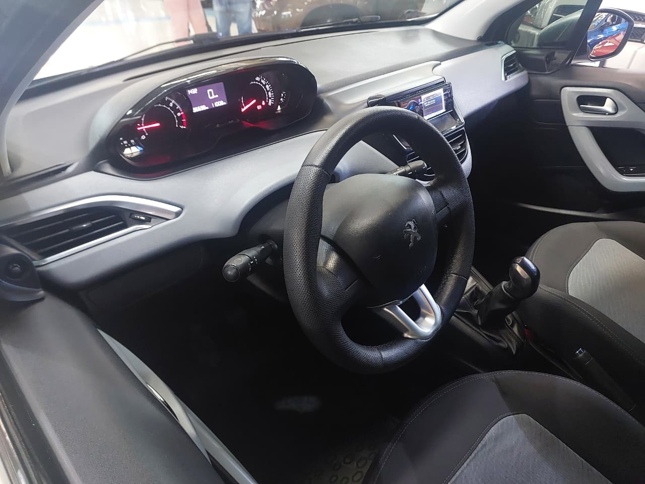 PEUGEOT 208