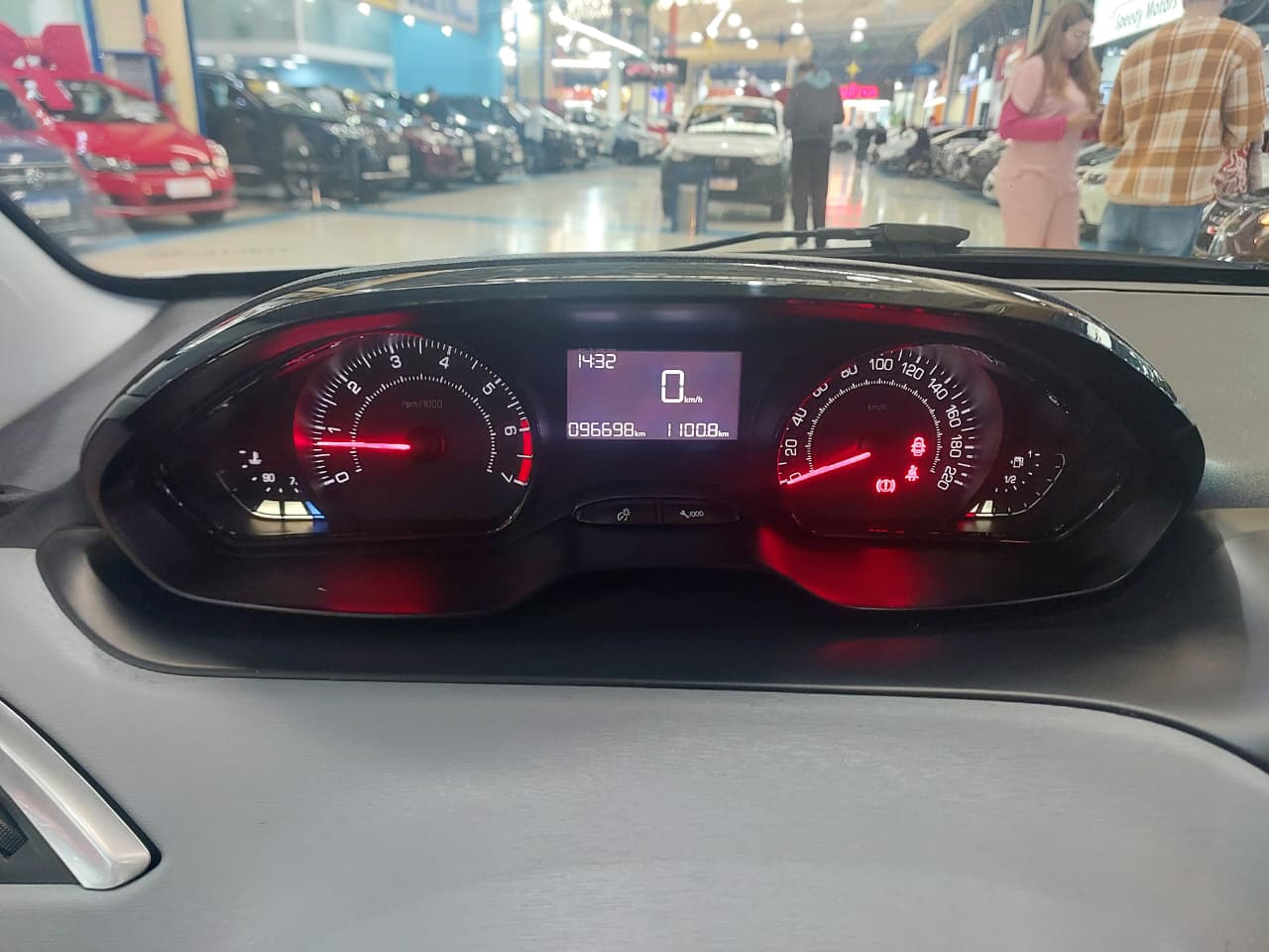 PEUGEOT 208