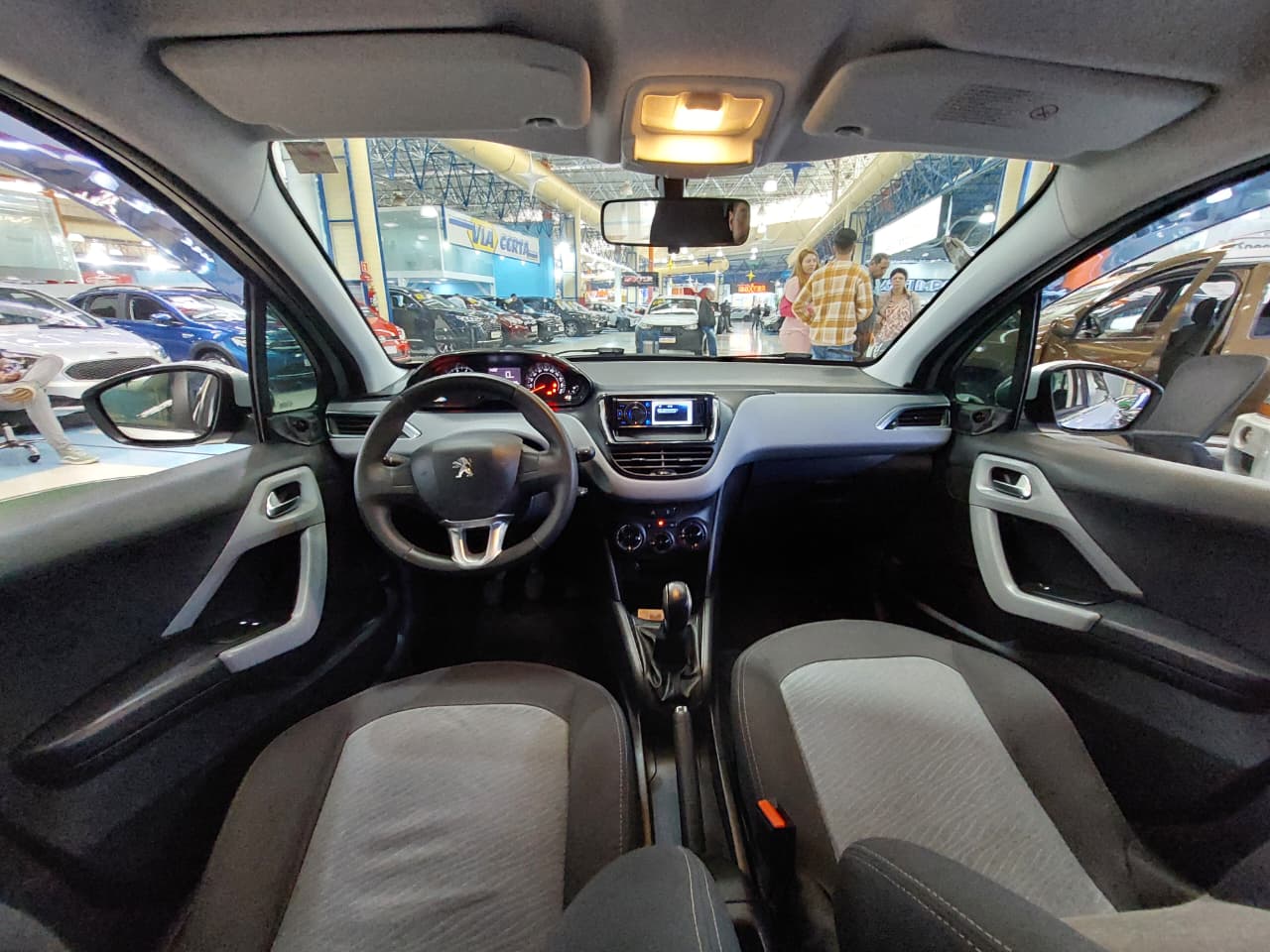 PEUGEOT 208
