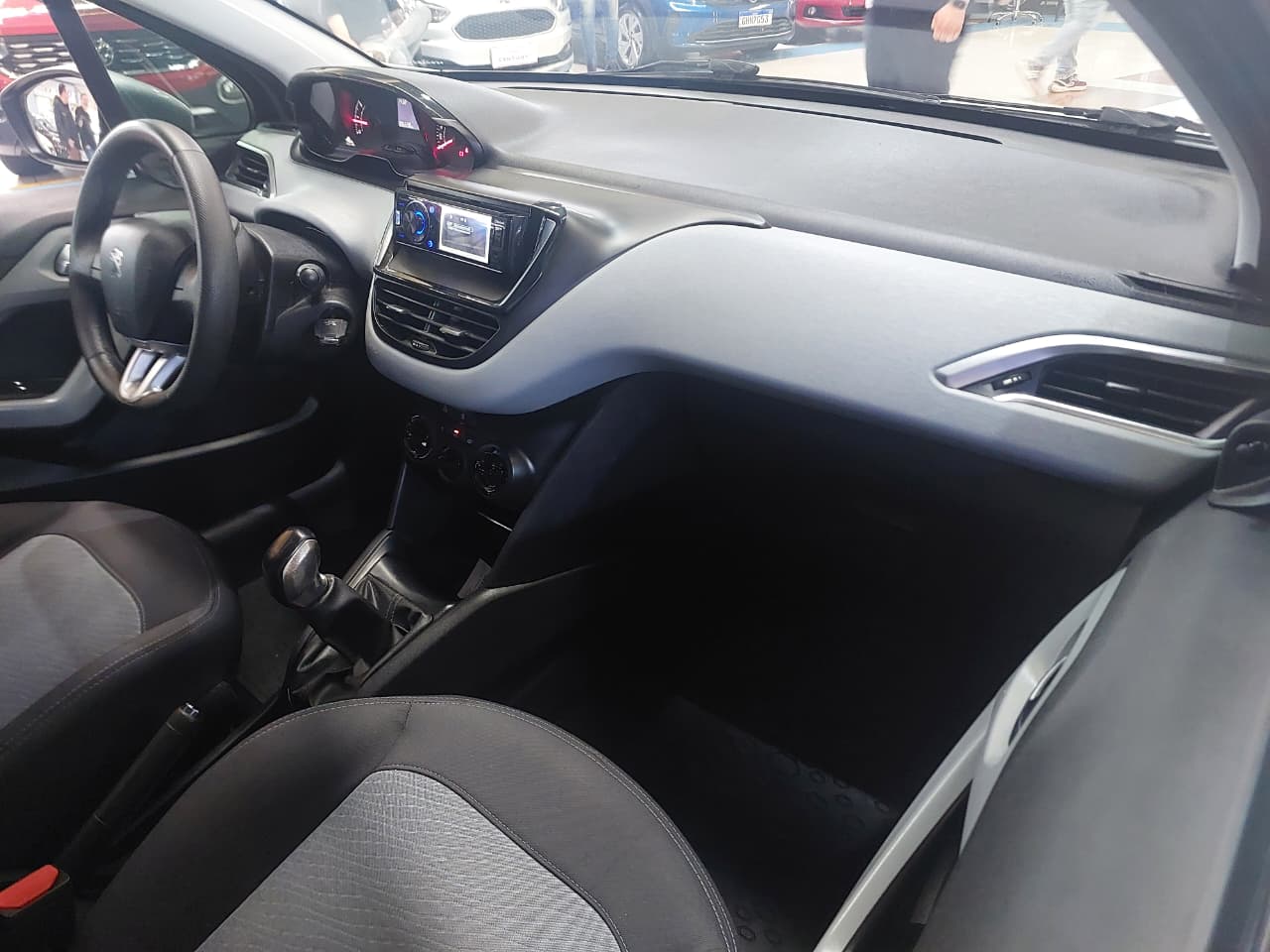 PEUGEOT 208