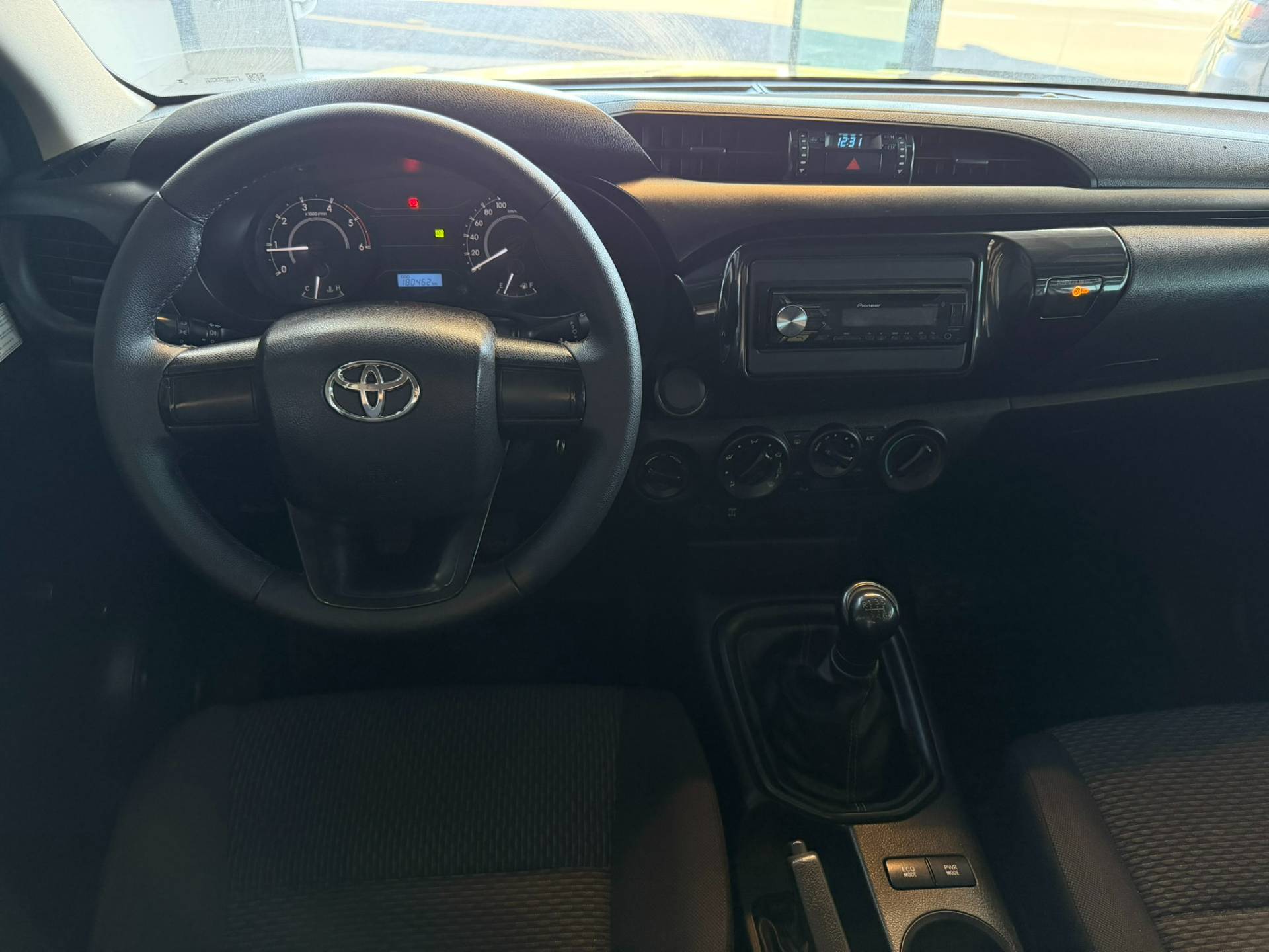 TOYOTA HILUX