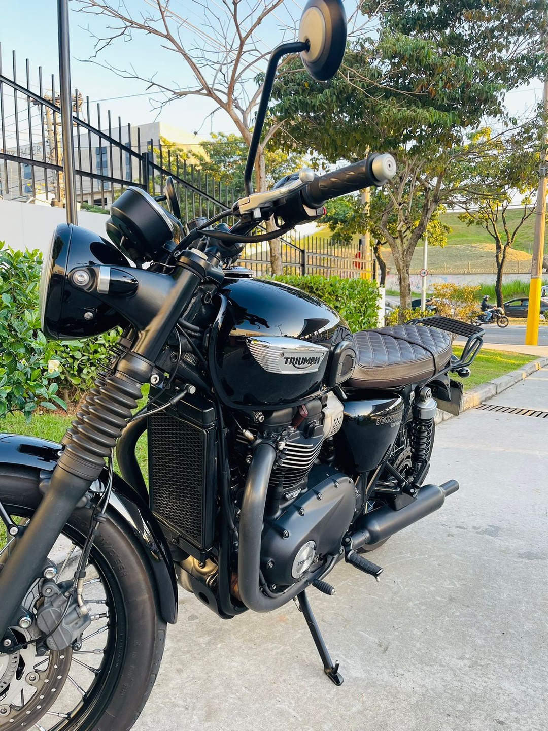 TRIUMPH BONNEVILLE T100 BLACK 900