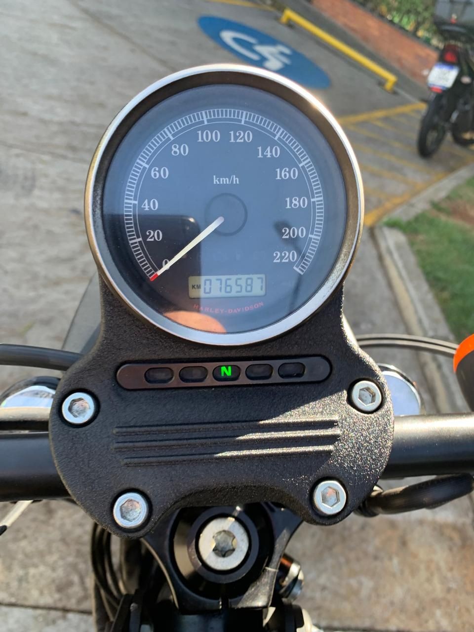 HARLEY-DAVIDSON SPORTSTER XL 883 R