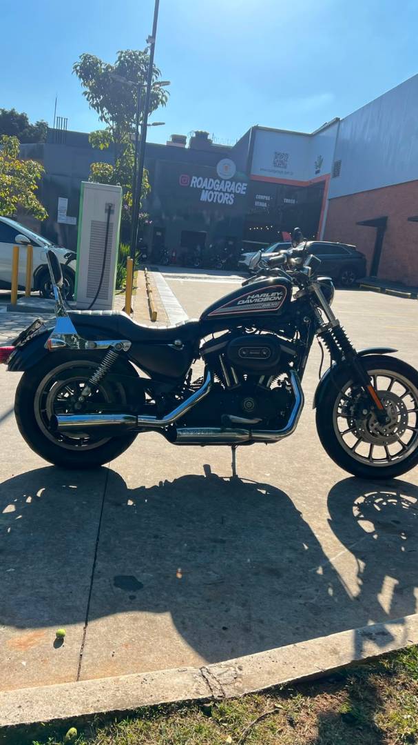 HARLEY-DAVIDSON SPORTSTER XL 883 R