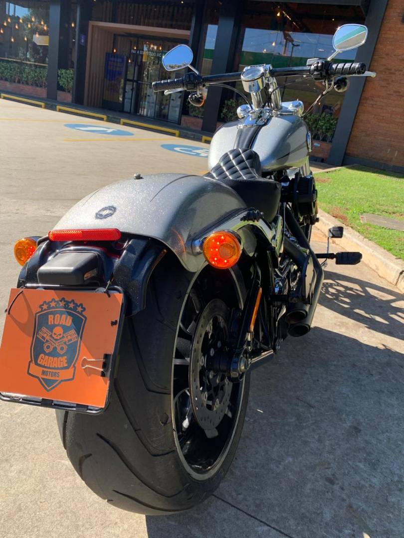 HARLEY-DAVIDSON SOFTAIL BREAKOUT
