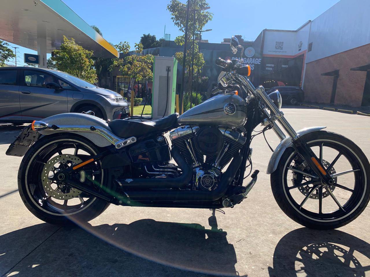 HARLEY-DAVIDSON SOFTAIL BREAKOUT