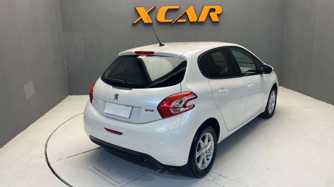 PEUGEOT 208