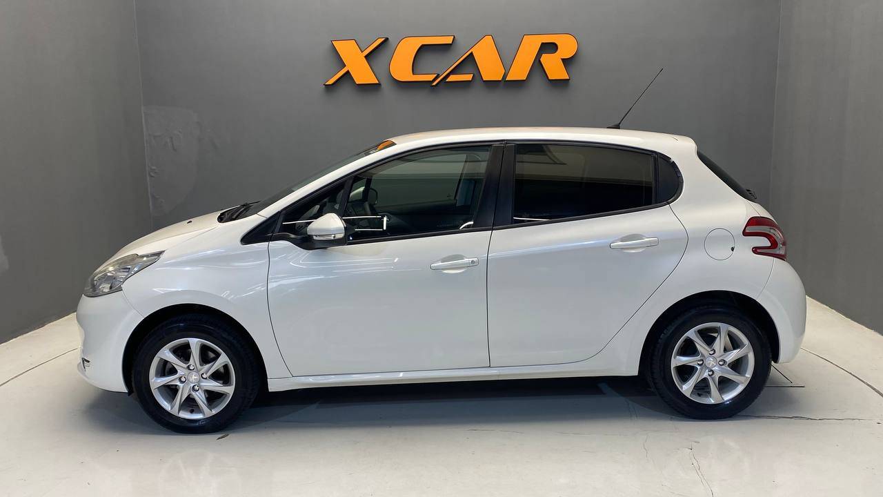 PEUGEOT 208