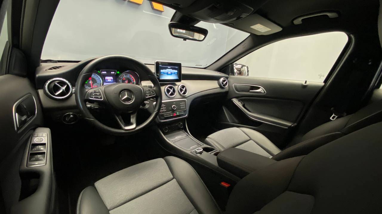 MERCEDES-BENZ GLA 200