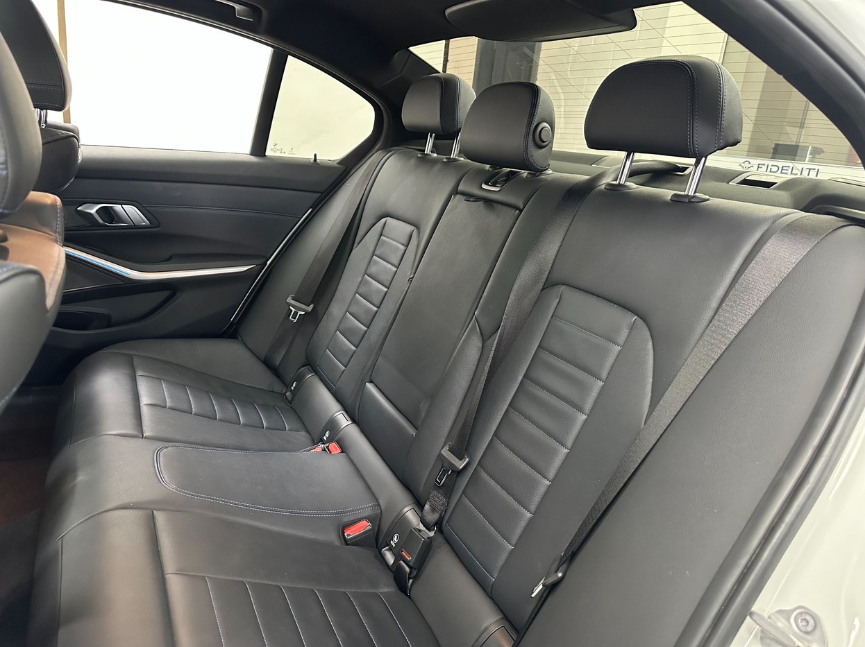 BMW 320i
