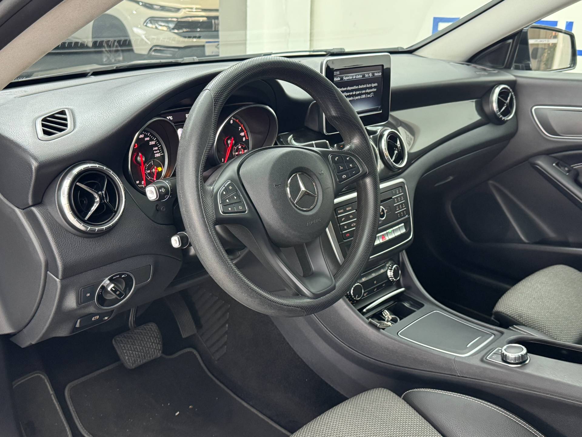 MERCEDES-BENZ CLA 180