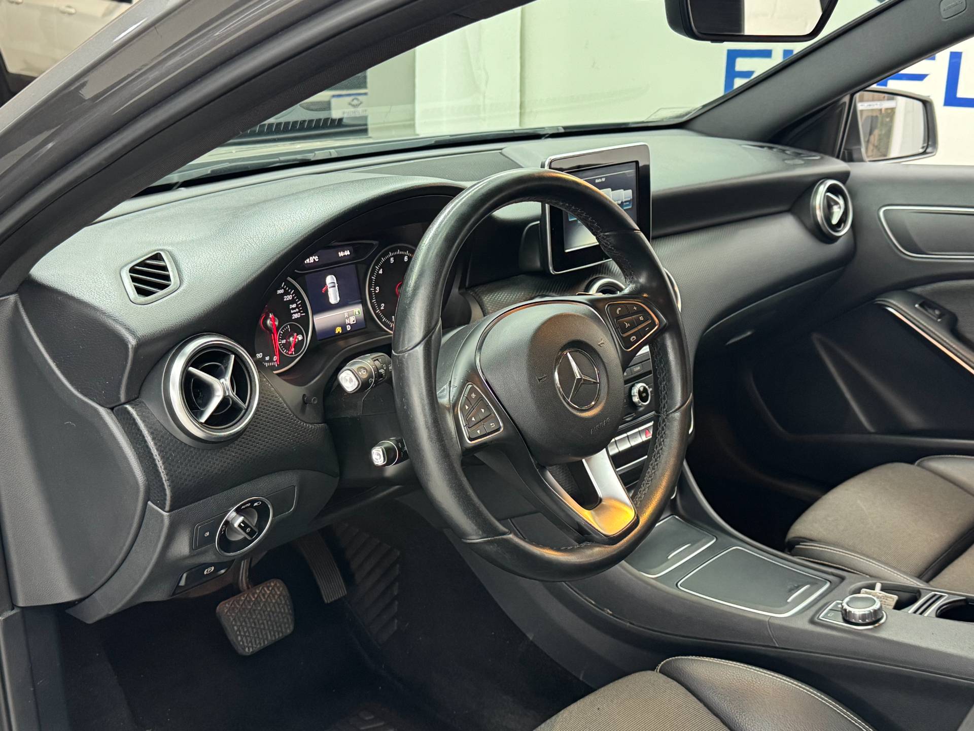 MERCEDES-BENZ A 200