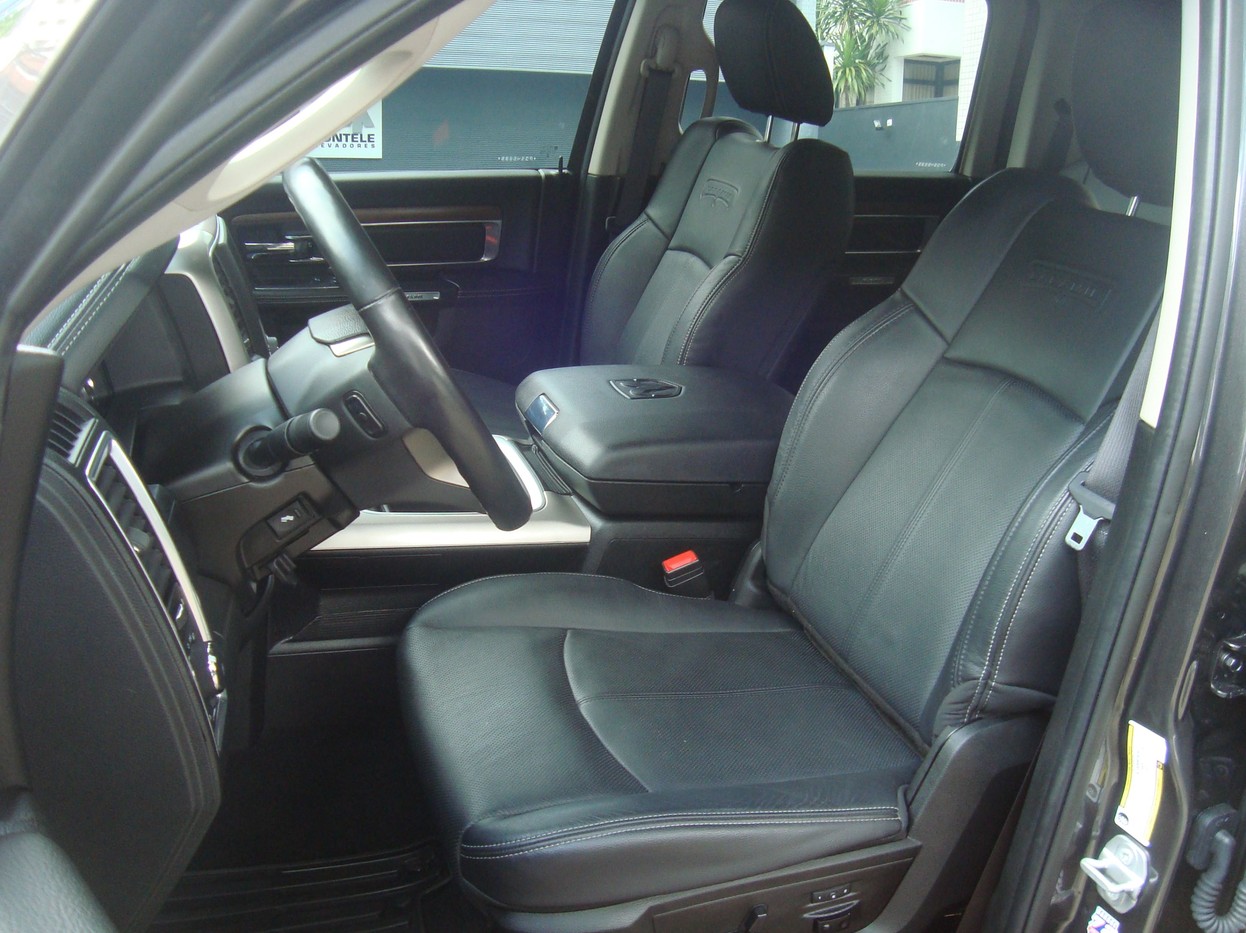 RAM CLASSIC 5.7 V8 LARAMIE CD 4X4