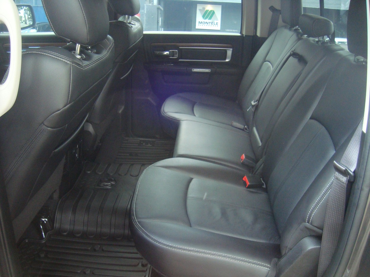 RAM CLASSIC 5.7 V8 LARAMIE CD 4X4