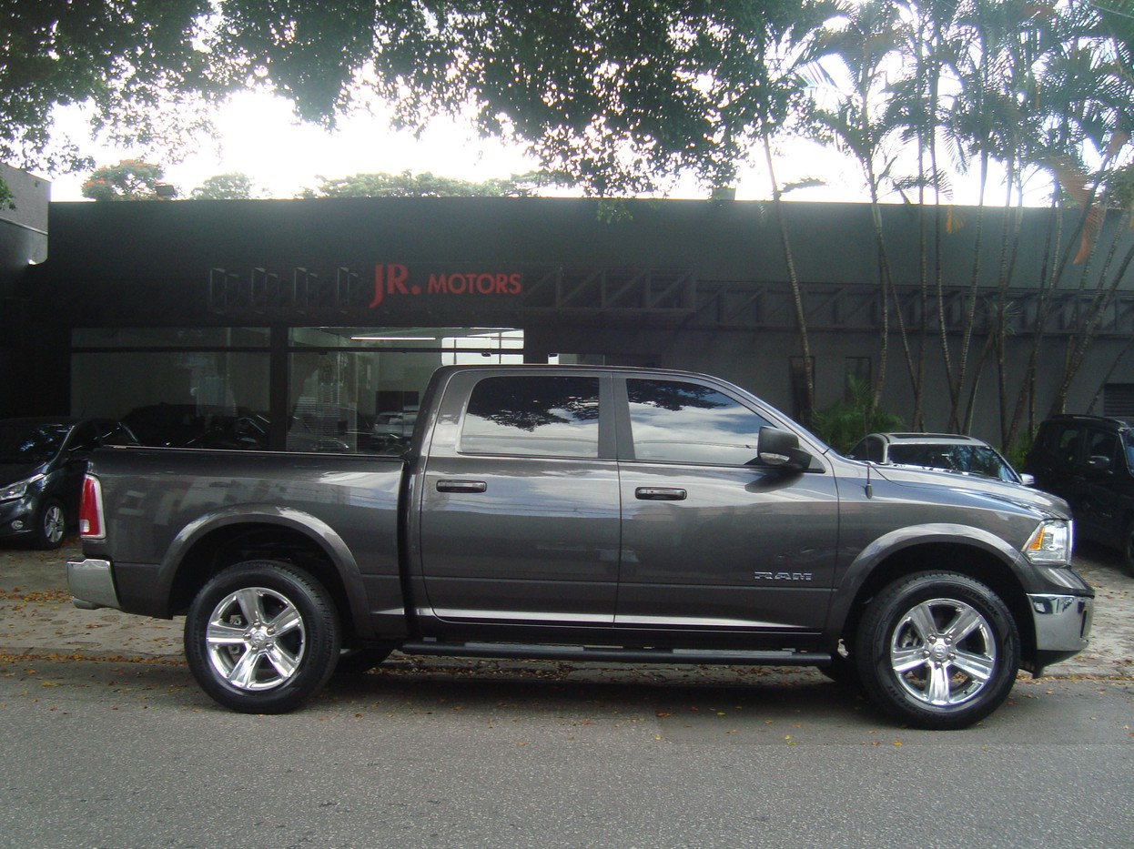 RAM CLASSIC 5.7 V8 LARAMIE CD 4X4