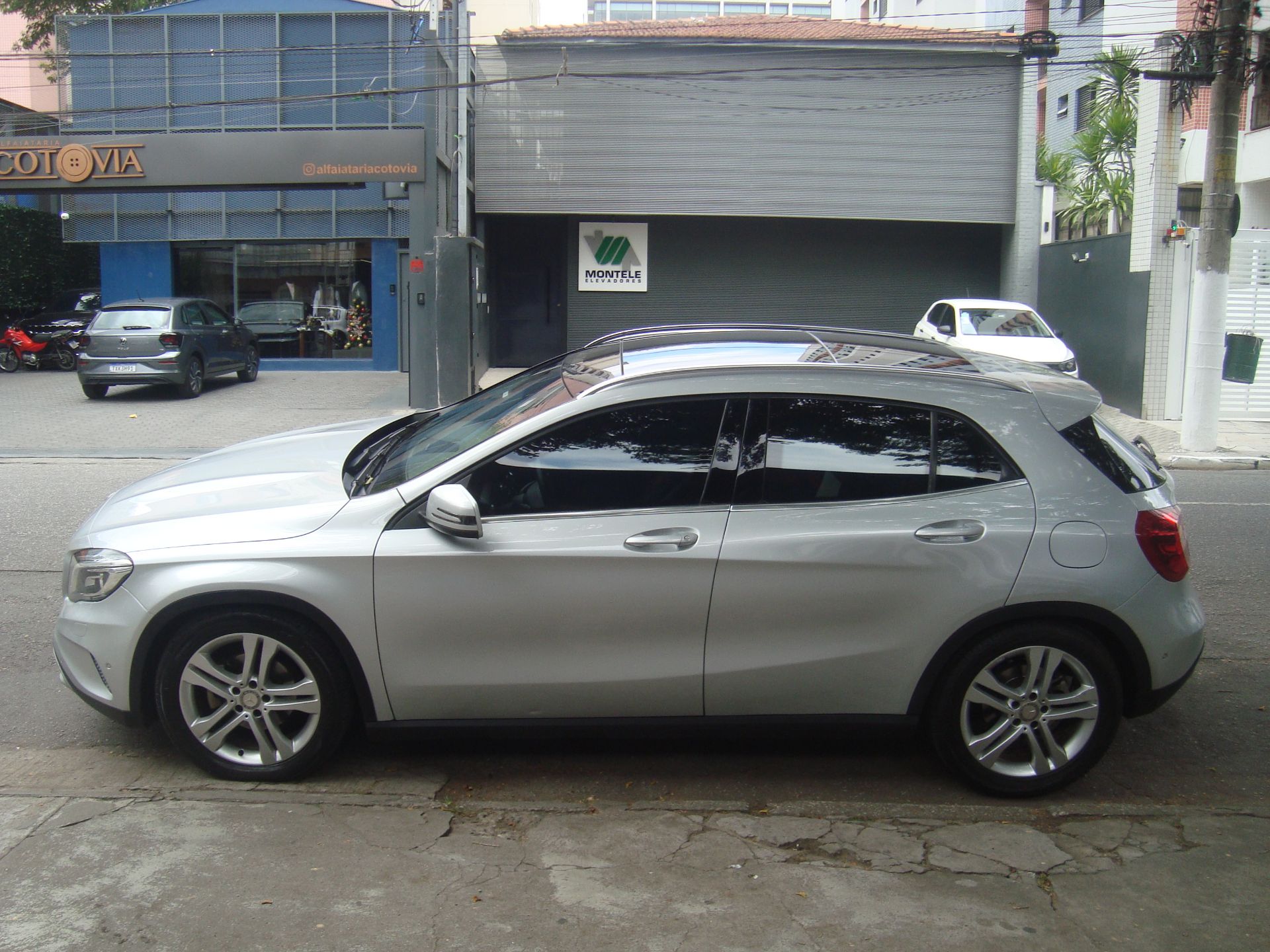 MERCEDES-BENZ GLA 200