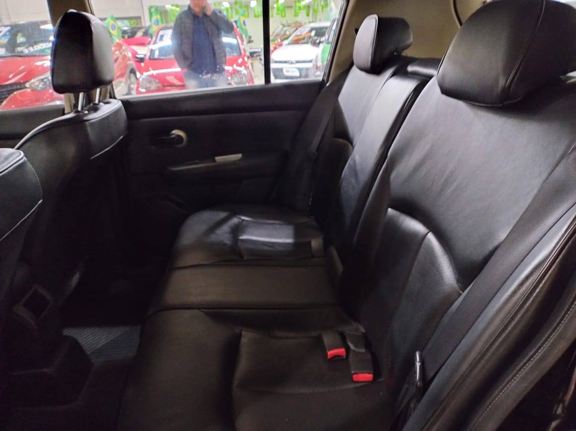 NISSAN TIIDA