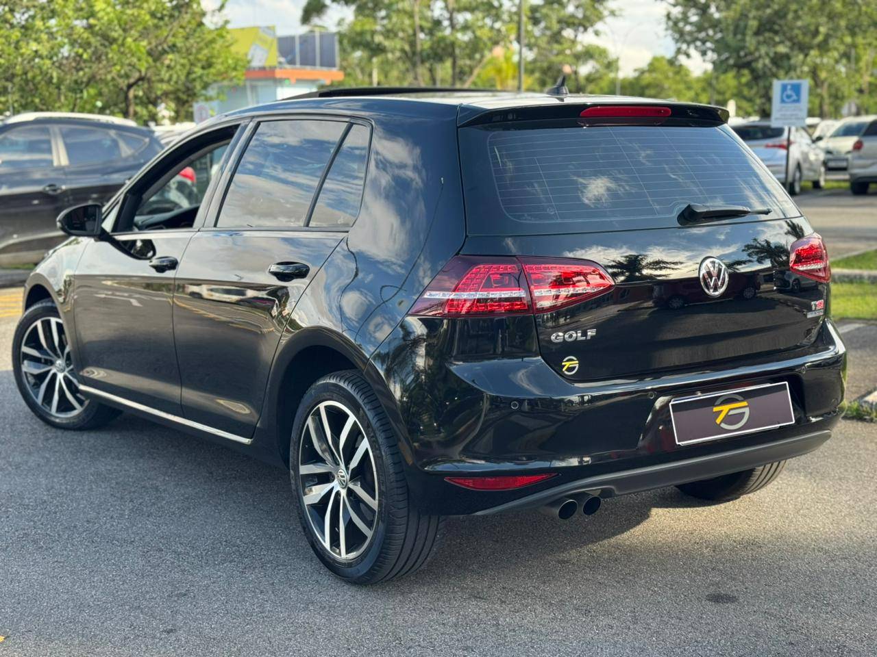 VOLKSWAGEN GOLF
